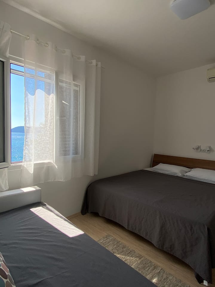 Spálňa, manželská posteľ