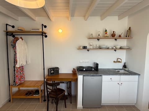 Popular Airbnb listing: Gefyraki studio in Περιφερειακή Ενότητα Νάξου