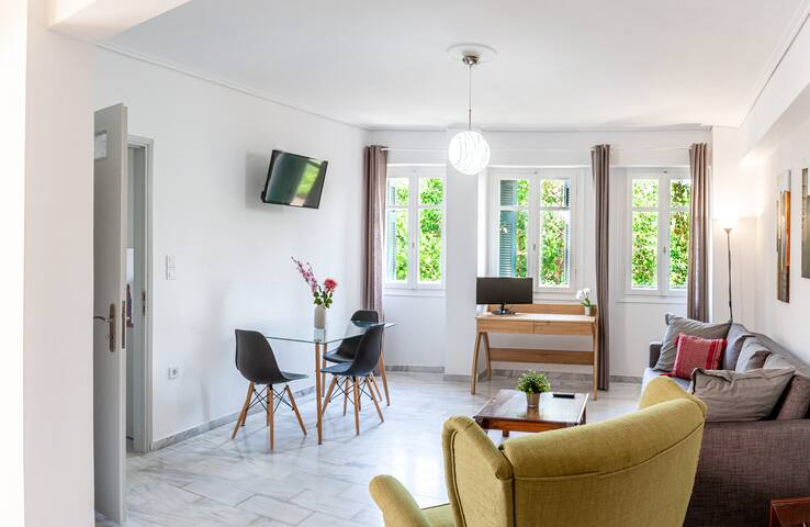 2nd floor, sunny, 2 bedrooms apt@historic center