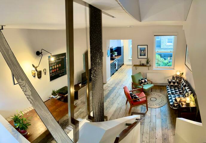 Beautiful townhouse with roof terrace & garden gallery image 2