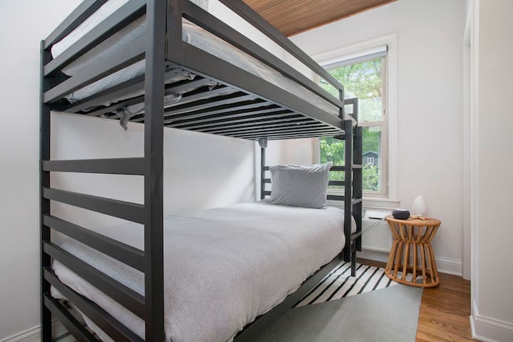 Кревети на спрат бр. 2 во спална соба