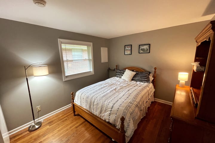 ห้องนอนที่สองขนาดใหญ่พร้อมเตียงควีนไซส์ที่สอดคล้องกันที่เก็บตู้เสื้อผ้าที่เพียงพอและตู้เสื้อผ้าที่มีกระจกขนาดใหญ่