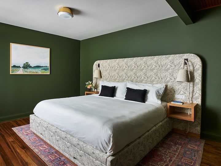 Საძინებელი №1 კასპერ-კუინის ლეიბით
