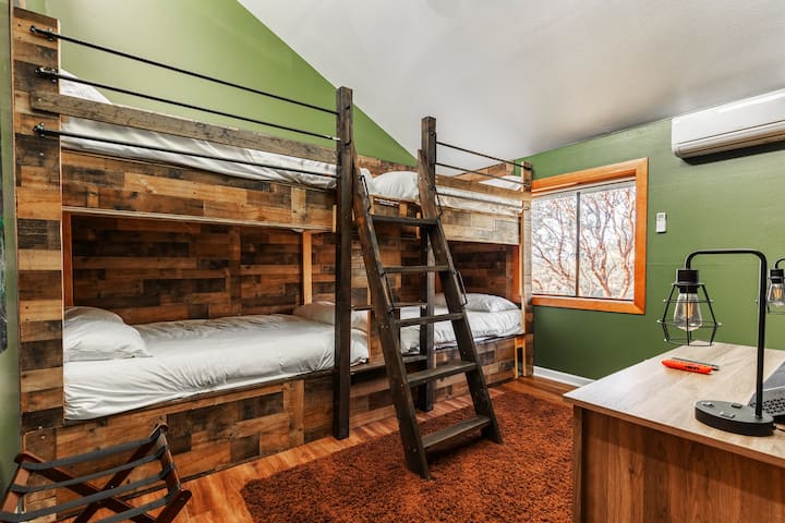 Chambre superposée avec 4 lits doubles