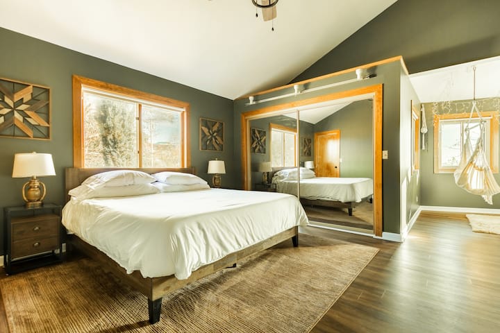 CHAMBRE KING avec TOURELLE (chaises suspendues)