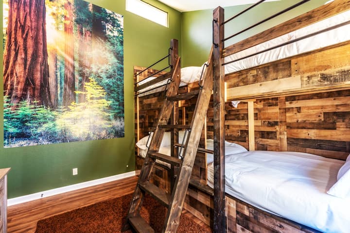 Bunk room with 4 full size beds