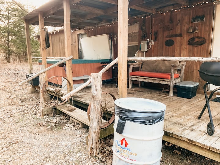 Beautiful 2 Bedroom Cottage with HotTub Cabins for Rent in Thackerville, Oklahoma, United