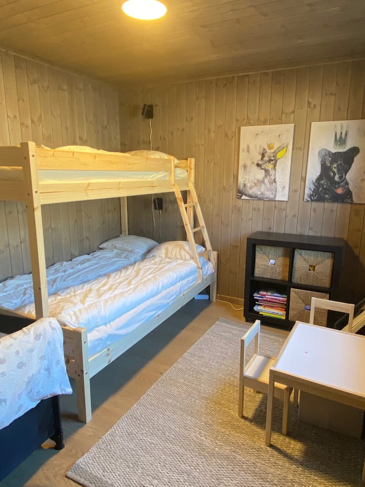 غرفة النوم في الطابق الثاني. ملعب على الأرض وطابق عائلي كبير مع غرفة نوم لثلاثة أشخاص. بالإضافة إلى مساحة لسرير أطفال وأي مرتبة على الأرض ! 