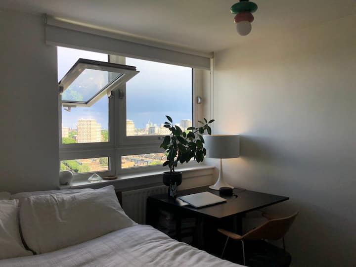 Chumba cha kulala 2, na dawati, mapazia ya kuzuia mwanga na madirisha yanayozunguka. 