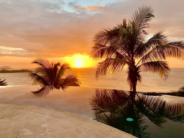 Breathtaking View-Usually Privately Rented-5 King!