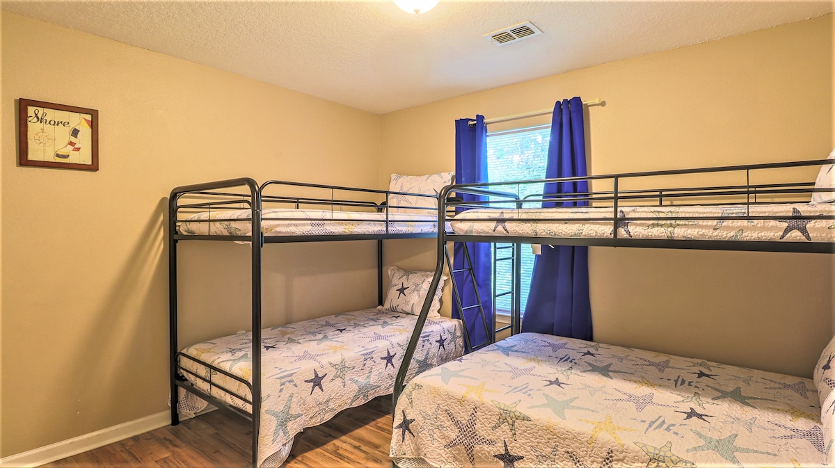 سيحظى الأطفال في غرفة النوم المكونة من طابقين في الطابق الثاني (أو البالغين!) بوقت ممتع مع "عطلات النوم "! لدينا إطارات سرير بطابقين ومراتب جديدة ، مع سرير مزدوج على توأم ، وتوأم ممتلئ.