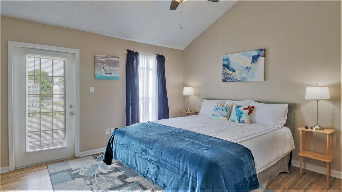 غرفة النوم الرئيسية: مرتبة كينغ زينوس الجديدة ذات الشاي الأخضر 12 بوصة ، مع لحاف جديد جميل مع ملاءات فاخرة جديدة للانزلاق فيها بعد يوم من المرح تحت أشعة الشمس!