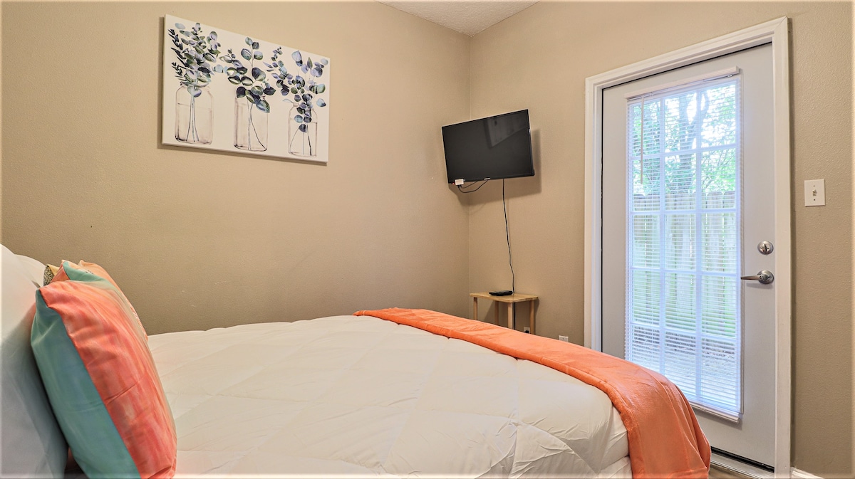 غرفة نوم الطابق الرئيسي مع مرتبة كوين زينوس الجديدة ذات الشاي الأخضر 12 بوصة مع ملاءات فاخرة جديدة ولحاف ، ووسائد شاطئية ممتعة وتلفزيون ذكي. توجد خزانة كبيرة لتخزين أغراضك أثناء إقامتك ، وإمكانية الوصول إلى الفناء الخلفي.