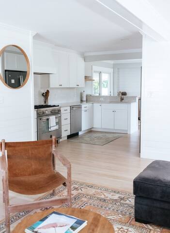 5 mins to Beaches, Newport Renovated 5bed 3bath gallery image 4