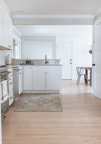 5 mins to Beaches, Newport Renovated 5bed 3bath gallery image 2