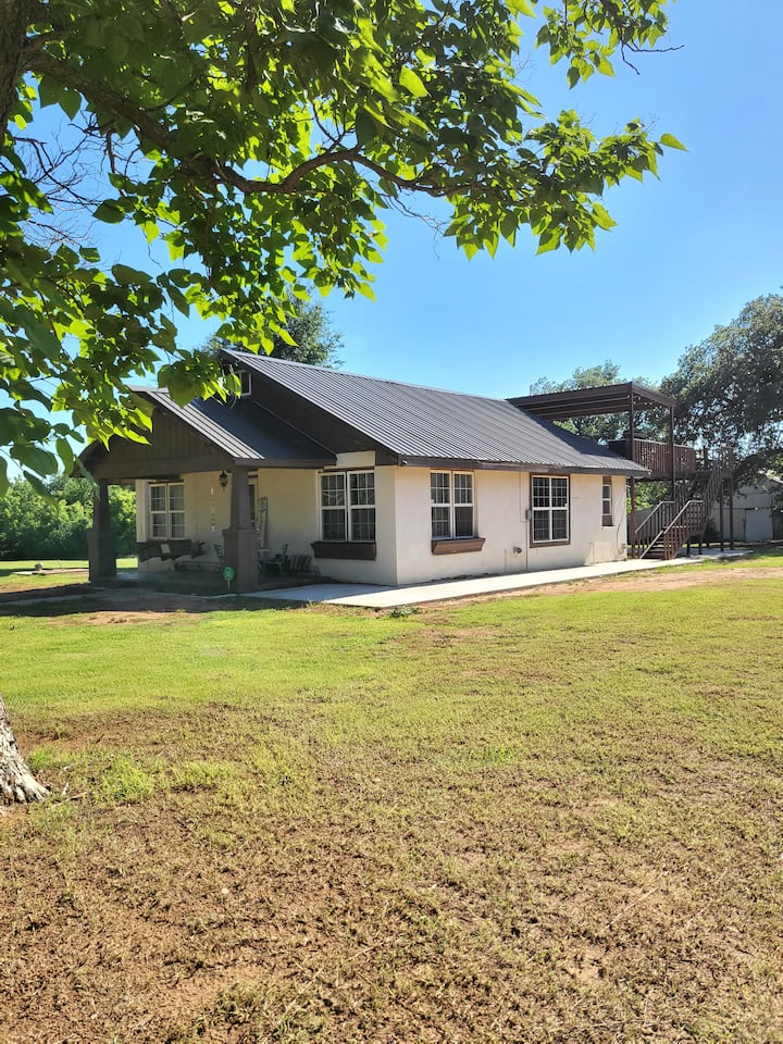 Relaxing Countryside Lakehouse. Houses for Rent in Fort Cobb