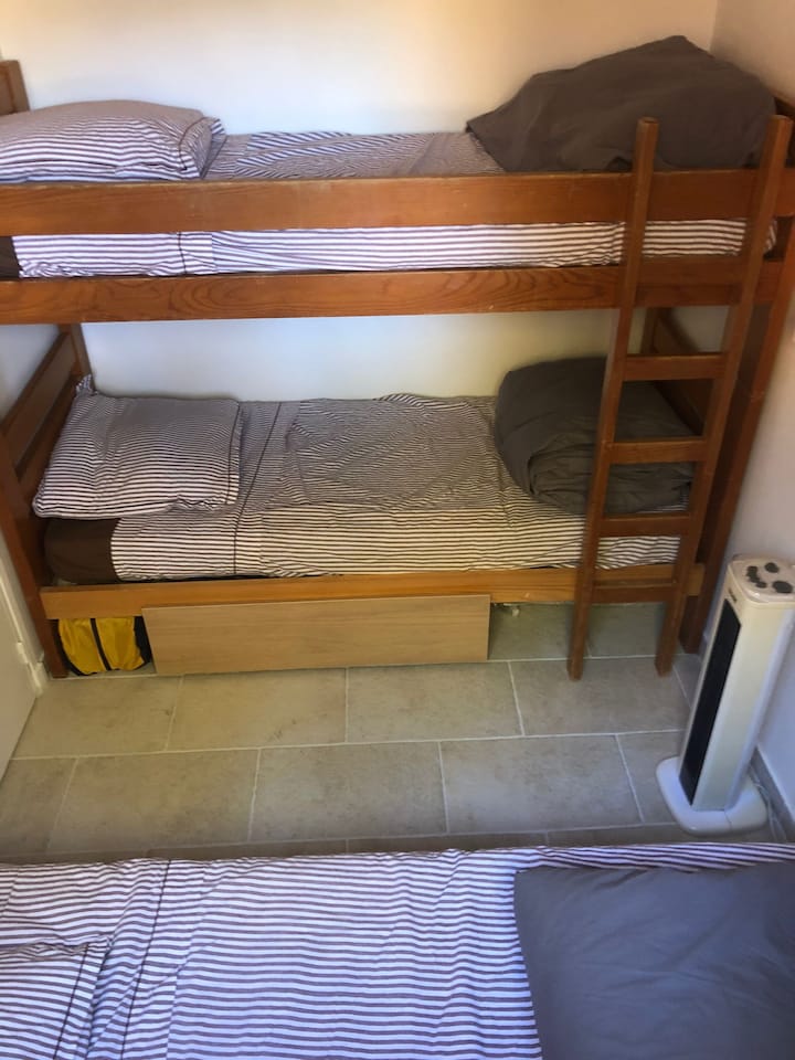 chambre 2=> ( 2 lits superposés + 1 lit simple) / Bedroom 2=> ( 2 poschodové postele a jedno jednolôžko)