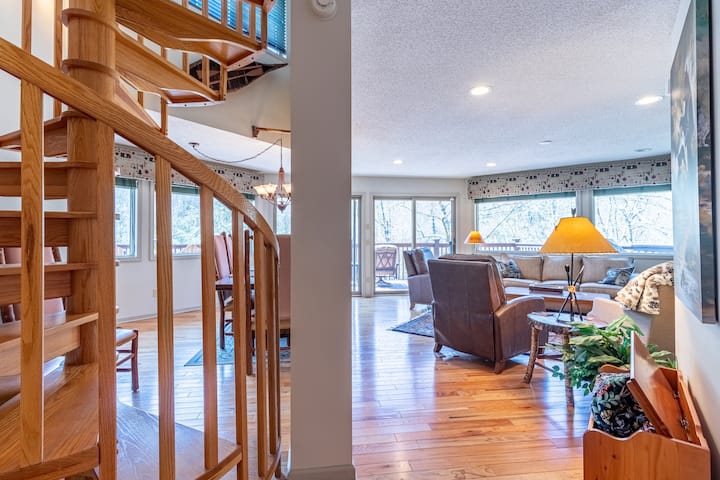 Красив основен етаж със спираловидно стълбище, водещо до основната спалня на последния етаж на дома