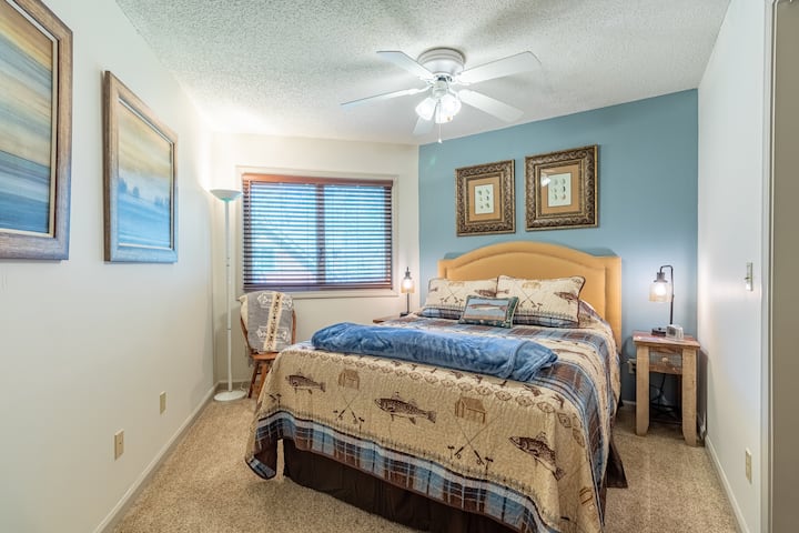 Очарователна спалня за гости с рибна тематика на основния етаж с двойно легло