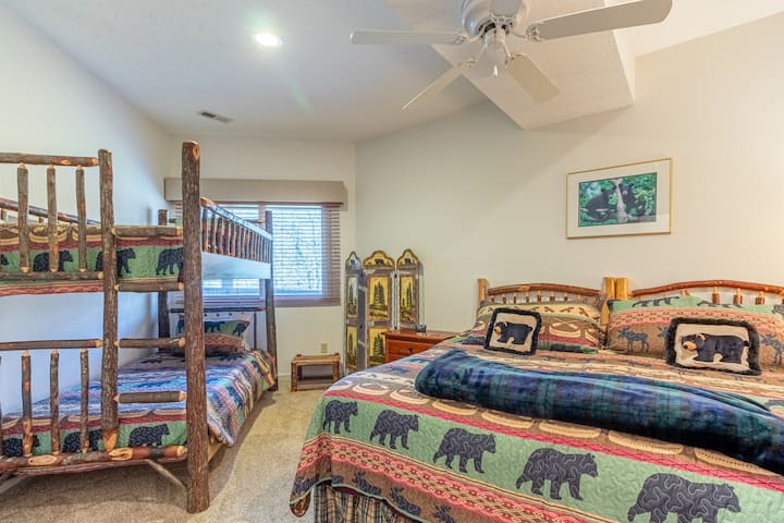 Голяма спалня за гости на най - ниското ниво на дома със собствена баня и страхотна стая