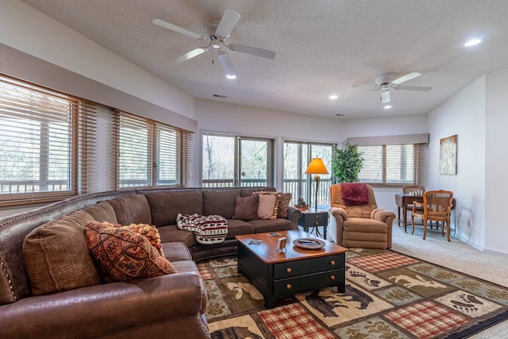 Втора страхотна стая, разположена на най - ниското ниво с огромен диван и 70 - инчов телевизор с плосък екран