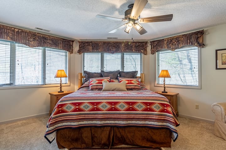 Основен апартамент със суперголямо двойно легло и голяма разходка в килера