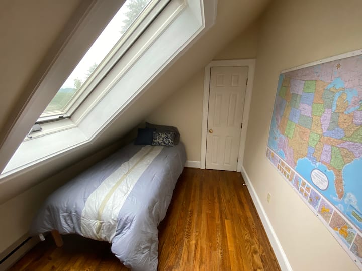 ოთახი 3: ორადგილიანი საწოლი და ორადგილიანი საწოლი