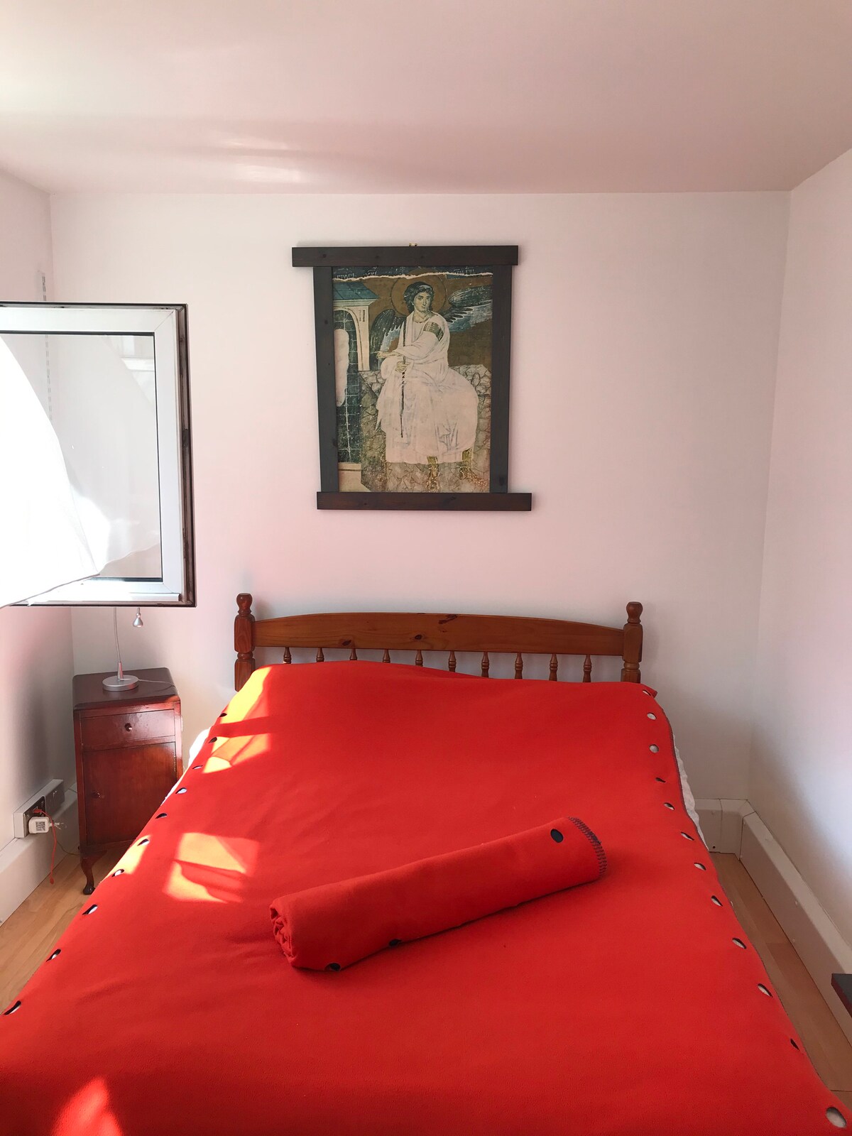 تحتوي غرفة النوم الرئيسية على سرير مزدوج.