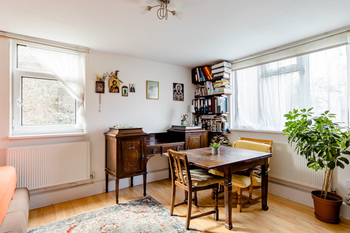 تحتوي غرفة النوم 2 أو غرفة المغادرة على سرير واحد.