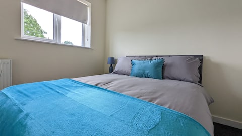 New cosy semi detached home with free parking (B)