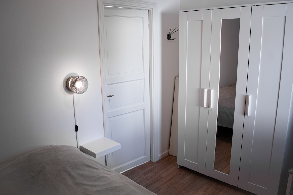 Dhomë gjumi me krevat dopio, mundësi për të vendosur krevat udhëtimi/për bebe. 