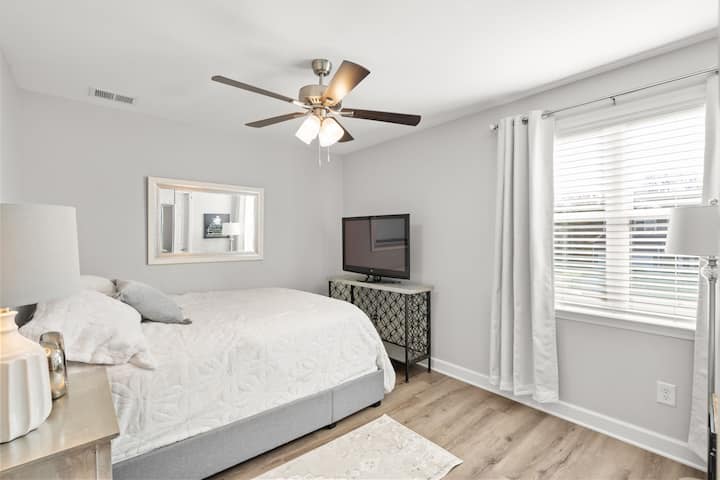 Chumba cha kulala cha wageni 3: ghorofani na kitanda cha kuhifadhia malkia, 46" Roku tv, na matembezi makubwa kwenye kabati