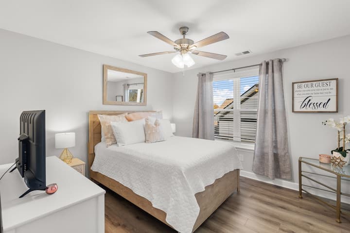 Chumba cha kulala cha wageni 2: ghorofani na kitanda cha malkia, meza 2 za kulala na runinga janja