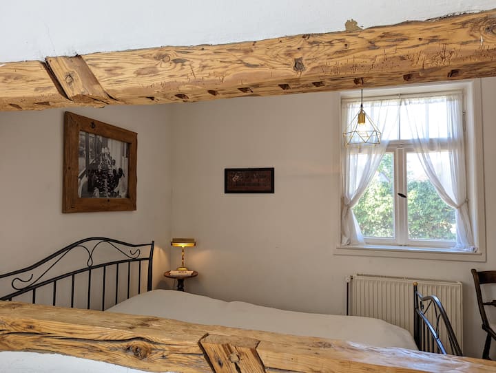 The sleeping alcove on the first floor behind the beams