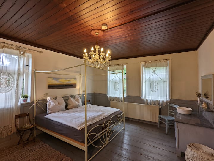 Lavender room with double bed and cot - and 3 times garden view!