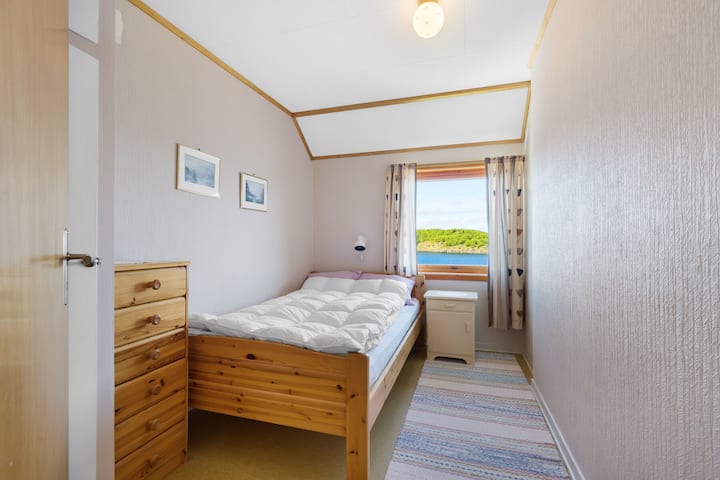 Dormitorio secundario con vistas al mar