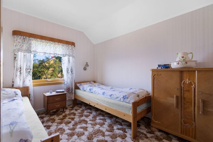 Cuarto dormitorio con vistas al mar y las montañas