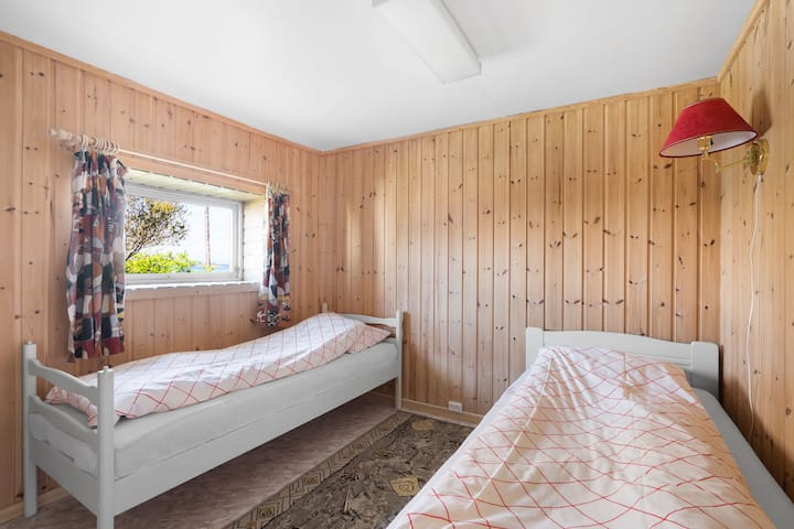 5to dormitorio con vistas al mar y paneles de madera