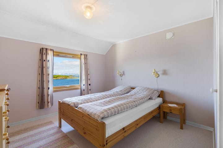 Dormitorio principal con vista al mar