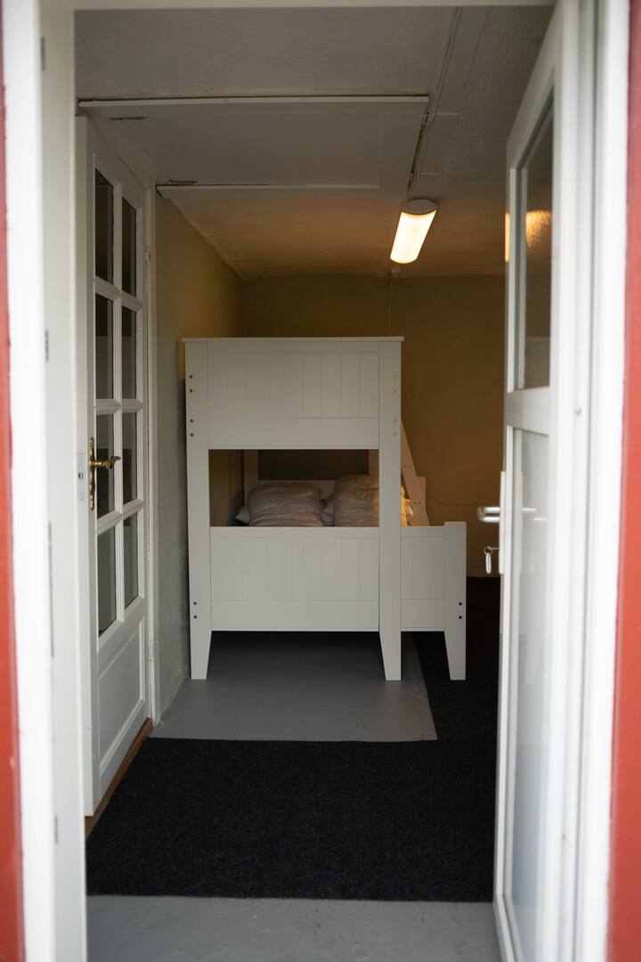 Спалнята в „плевнята “, тук виждаме едно от семейните двуетажни легла. 