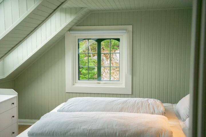 Зелената спалня е със същия размер и е напълно декорирана по същия начин като синята.  Гостите носят собствено спално бельо. 