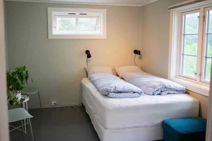 Вътре в пристройката има място за две части (1,40 - легло), освен това има достатъчно място за надуваем матрак или детско креватче за пътуване, ако желаете (и двете са на разположение на гостите). Има и просторен скрин и килер за съхранение на дрехи