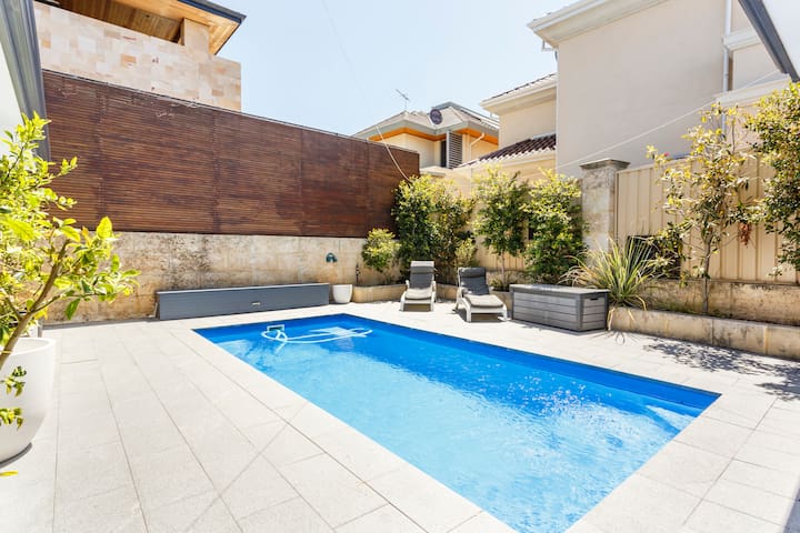 TRIGG BEACH HOUSE-Heated Pool-200m walk to Beach