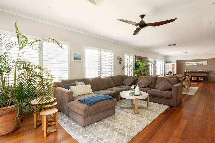 TRIGG BEACH HOUSE-Heated Pool-200m walk to Beach gallery image 2