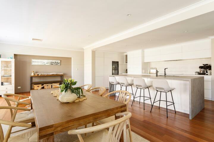 TRIGG BEACH HOUSE-Heated Pool-200m walk to Beach gallery image 4