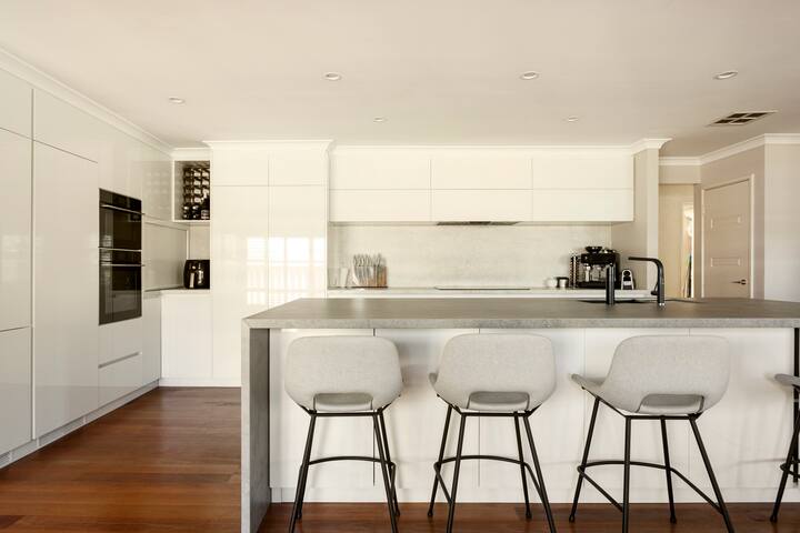 TRIGG BEACH HOUSE-Heated Pool-200m walk to Beach gallery image 3