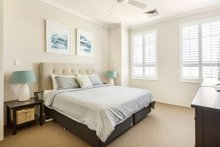 TRIGG BEACH HOUSE-Heated Pool-200m walk to Beach gallery image 5