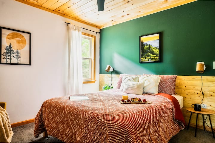 มองออกไปนอกหน้าต่างห้องนี้เพื่อมองออกไปยังป่า