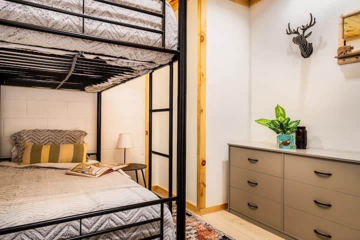 ห้องนอนสองชั้นที่อบอุ่นนี้ยังมีตู้เสื้อผ้าขนาดใหญ่