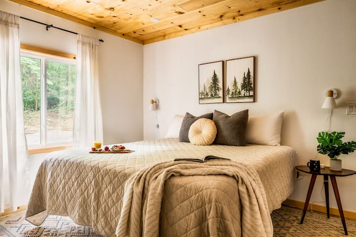 ห้องนี้ได้รับแสงธรรมชาติที่ยอดเยี่ยมและการตกแต่งโทนสีเอิร์ธโทนจะทำให้คุณสบายใจ